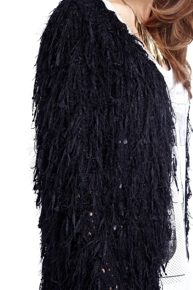 Chaqueta negra de croche con flecos para otono invierno.